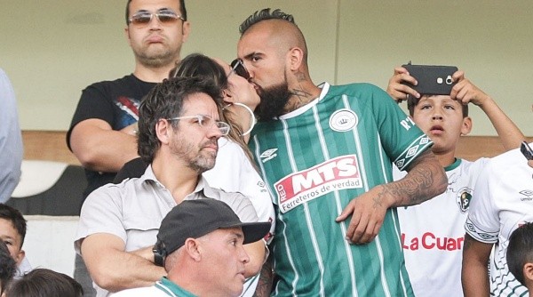 Además lo acompañó en la tribuna su novia, Sonia Isaza