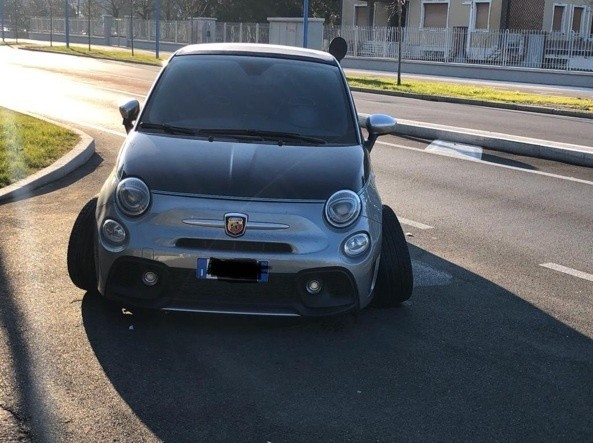El lindo auto de Balotelli con el tren delantero a maltraer.
