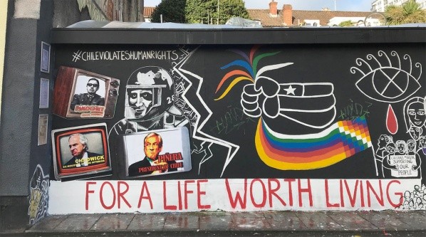 Así comienza el mural.