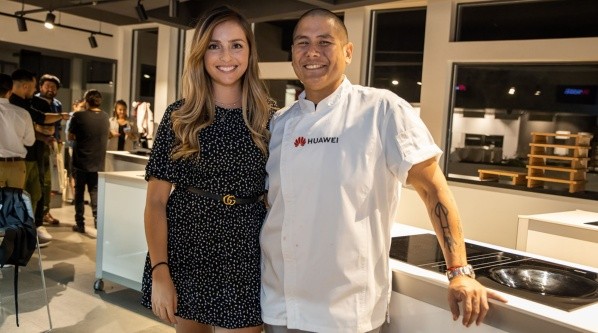 Carmen Cabezas y Ciro Watanabe probaron el teléfono de Huawei.