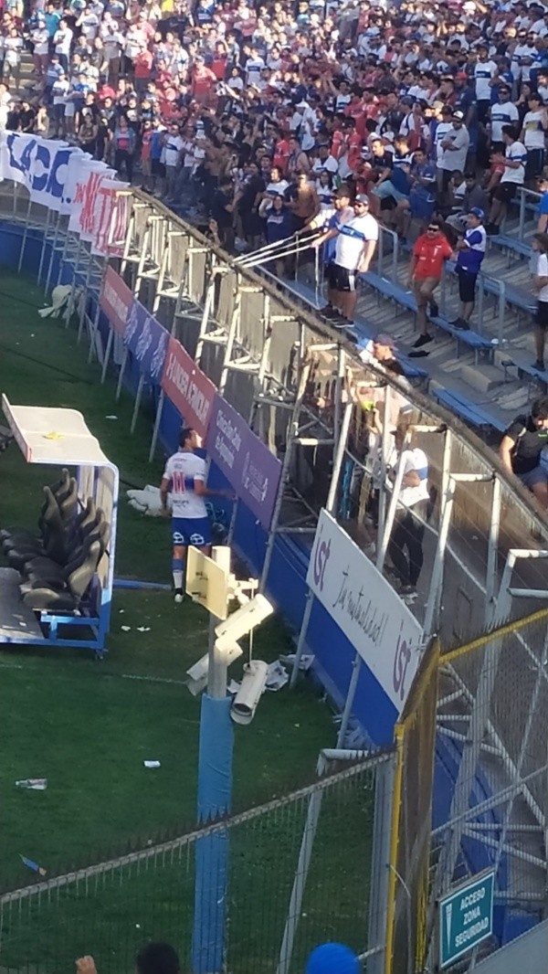 Aued en diálogo con los manifestantes. Estaba en eso y casi le cayó un tablazo. Foto: @armanduco.