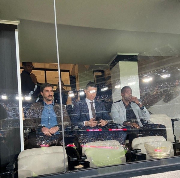 Cristiano instalado para ver el clásico