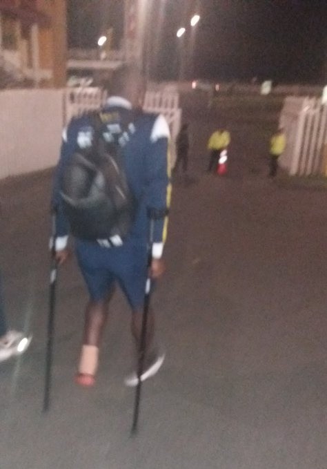 Tuvo que retirarse en muletas por la falta. Foto: Twitter