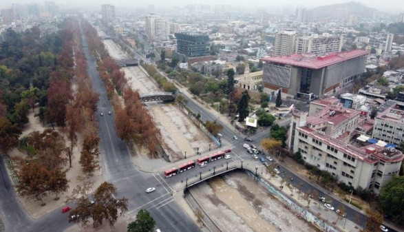 El centro de Santiago aún con varios autos en las calles.Foto: Agencia Uno