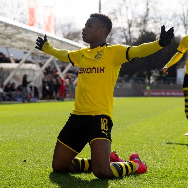 Moukoko suma 34 goles en 20 partidos en el equipo Sub 19 del Dortmund