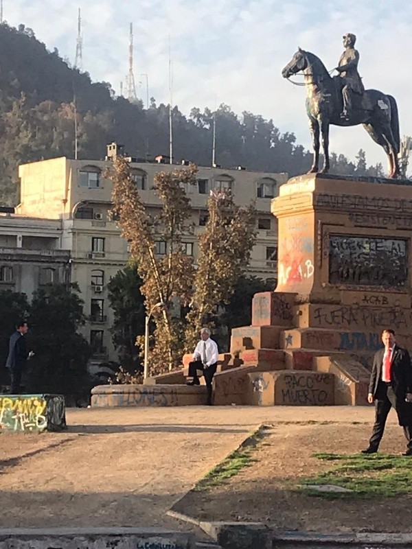 El Presidente Piñera aprovechó de tomarse una foto en Plaza Dignidad.