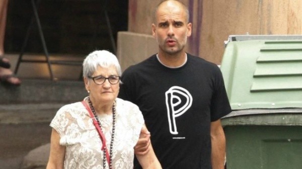 Guardiola junto a su madre. (Foto: Internet)