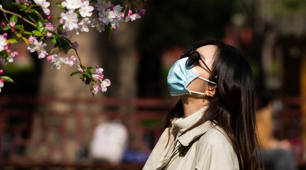 En China están entrando en primavera y la gente sale a disfrutar en las calles.