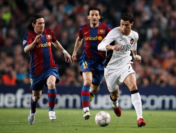 Lionel Messi y Zambrotta quitando un balón a Cristiano Ronaldo (Getty Images)