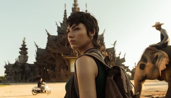 Tokio aparte de se la voz en off también es la causante de los principales problemas en la historia.