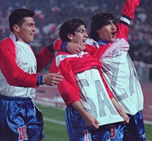 Vega con una camiseta que decía “Grande Toby” cuando Salas y Zamorano mostraron las “Sa-Za”.