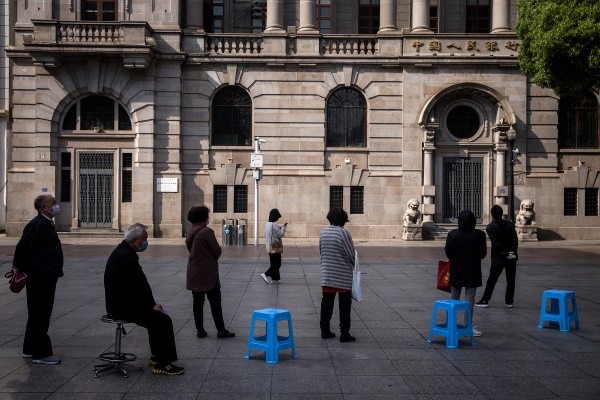 El denominado “distanciamiento social” sigue de pie en muchos de los habitantes de Wuhan. (Foto: Getty Images).