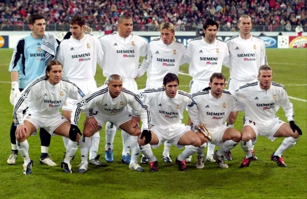 Un equipazo. Arriba: Casillas, Helguera, Ronaldo, Guti, Figo y Zidane. Abajo: Míchel Salgado, Roberto Carlos, Raúl, Raúl Bravo y Beckham. (Foto: Getty Images)