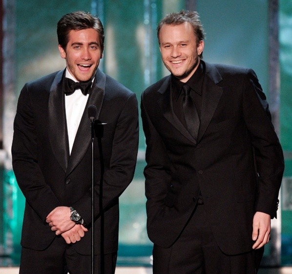 Jake Gyllenhaal y Heath Ledger se pasearon campantes durante la temporada de premios de la época.