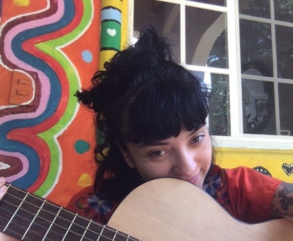 Mon Laferte se preparó para salir al aire desde su casa en México.