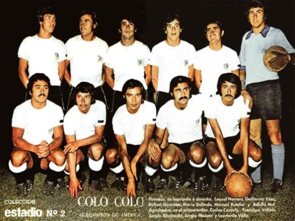El equipo de Colo Colo vicecampeón de América en 1973. Arriba: Herrera, Páez, González, Galindo Rubilar y Nef. Abajo: Caszely, Valdés, Ahumada, Messen y Véliz.