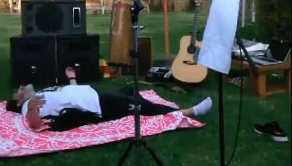 Quique Neira terminó en el suelo durante su show, debido al malestar que sintió.