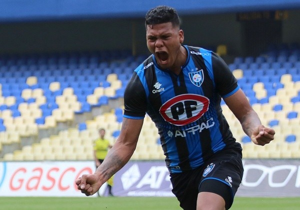 Blondell marcando un gol ante U. de Concepción. (FOTO: Agencia Uno)
