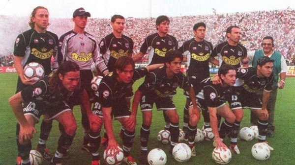 Plantel de Colo Colo que salió campeón el 2002. (FOTO: Archivo)