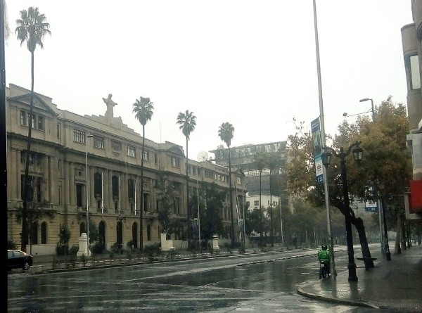 La lluvia se tomó las calles medio vacías de Santiago.