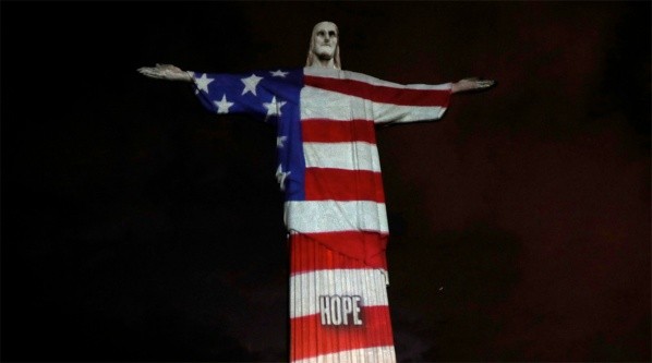 La palabra “esperanza” se proyectó en varios idiomas.