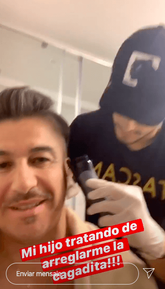 Nicolás ayudando a Fernando Solabarrieta a arreglar el mal corte de pelo