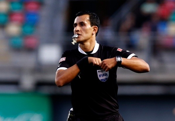 Osses en su época como árbitro activo. (FOTO: Agencia Uno)