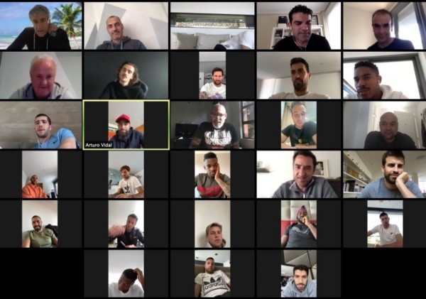 Vidal luce un gorro rojo en la conferencia del Barça