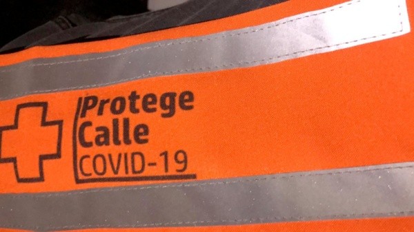 El brazalete tiene colores que llaman la atención para resguardar a los equipos de trabajo.