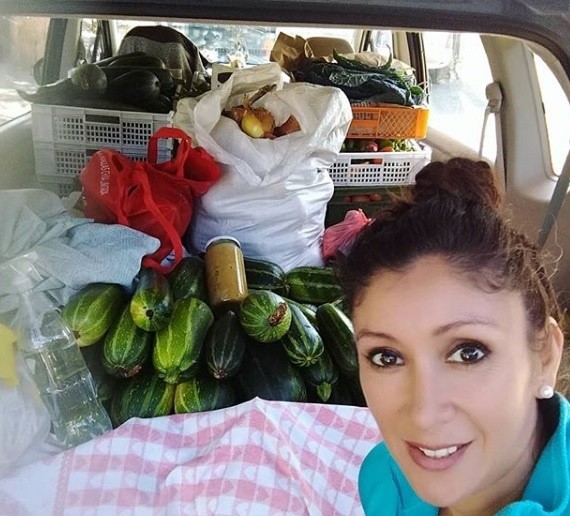 Angélica Sepúlveda saliendo a repartir sus productos