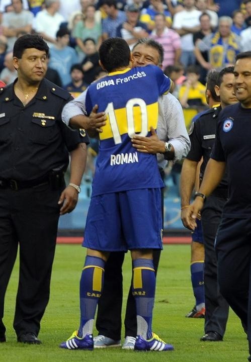 Román abraza a Borghi en Boca Juniors.