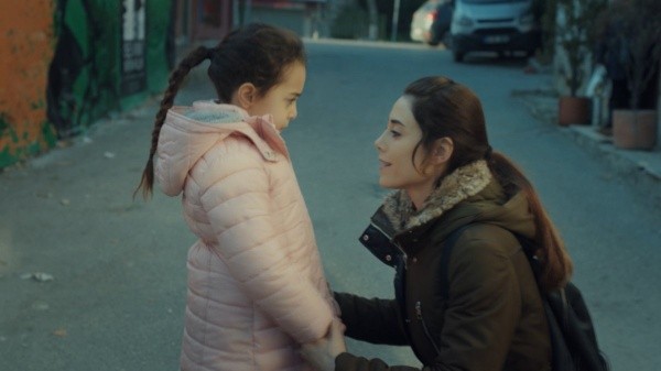“Madre”, la ficción que eliminó Mega, está protagonizada porCansu Dere yBeren Gökyıldız.