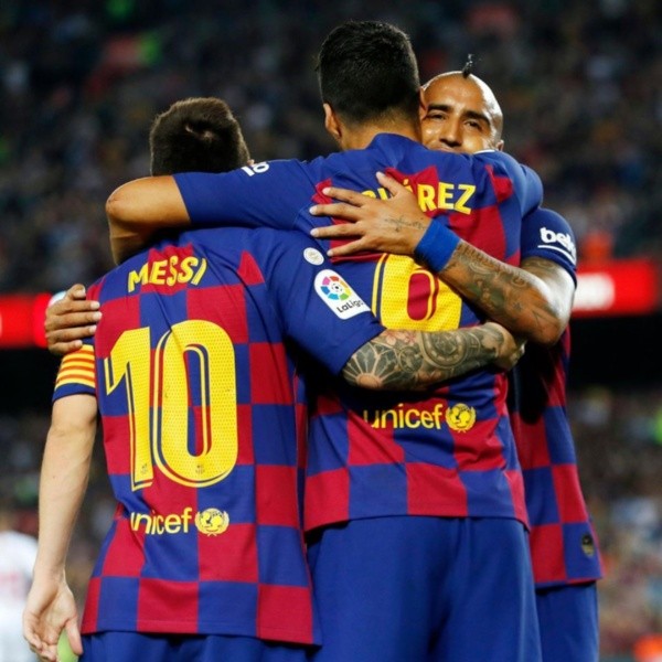 Vidal mantiene una relación cercana con Messi y Suárez. (FOTO: @kingarturo23oficial/)