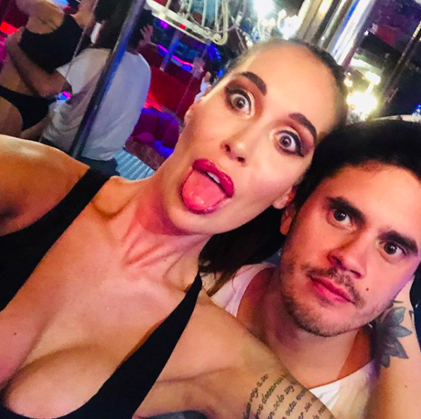 Tomas, su pareja, fue clave para que Vale Roth decidiera volver al colegio.