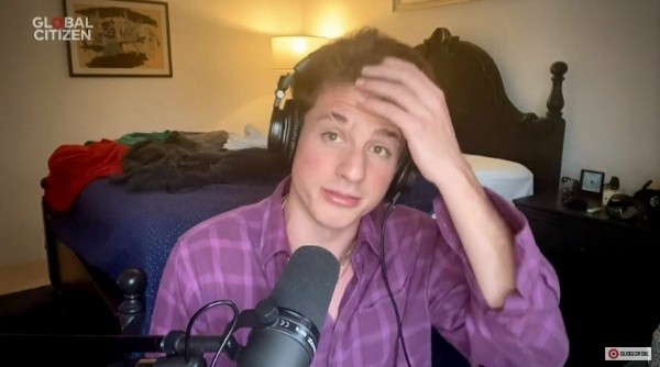 Una de las intervenciones de Charlie Puth y su cama en el “One World: Together at Home”.