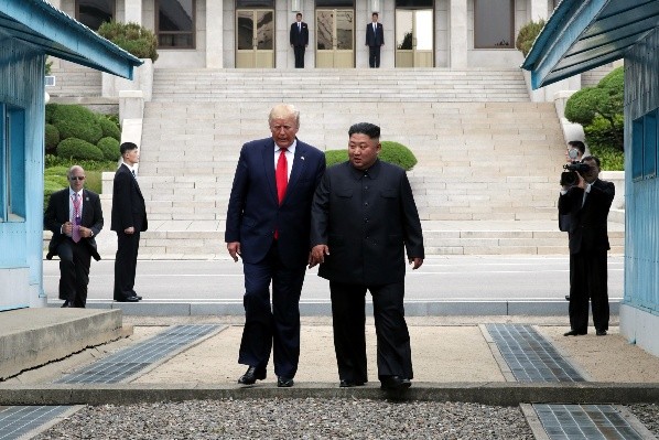 Kim Jong Un con Donald Trump en un publicitado acto en 2019. (Getty Images)