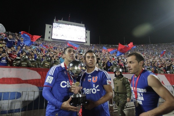 Marcelo Díaz en su momento de mayor gloria con la U: campeón de la Copa Sudamericana 2011.