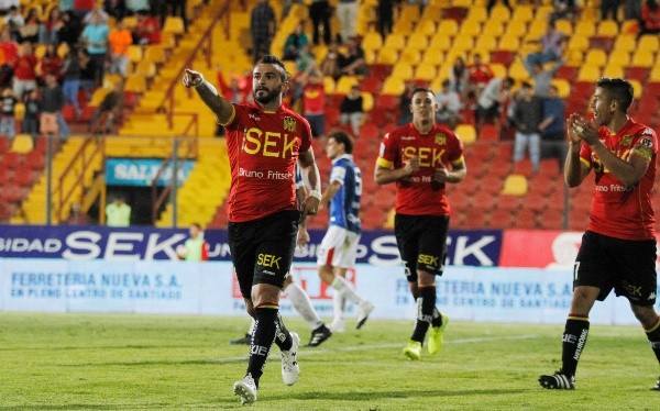 Salom defendiendo los colores hispanos. (FOTO: Agencia Uno)