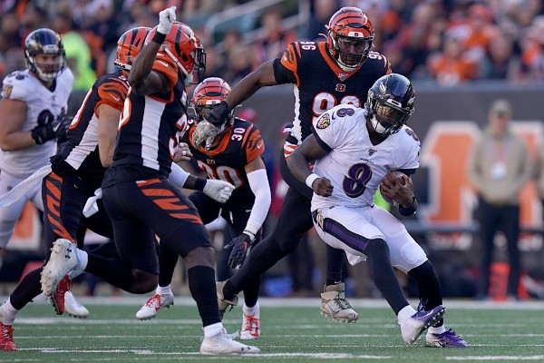 El estilo de juego por tierra de Lamar revolucionó la temporada 2019-20 de la NFL.
