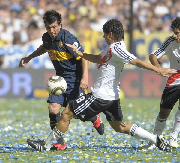 Medel marcó dos goles en el clásico ante River Plate
