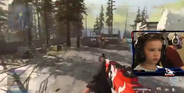 El pequeño juega como un verdadero profesional.