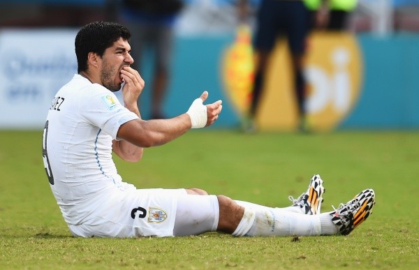 Suárez fue sancionado con cuatro meses sin jugar por la mordida