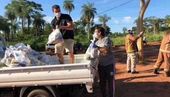 El profesor Costas entregando ayuda en poblaciones de Paraguay.