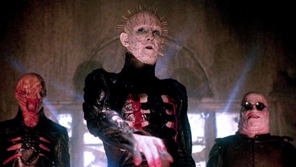 “Pinhead” y dos de sus secuaces conocidos como cenobitas, en “Hellraiser”.