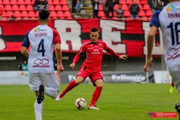 Corro jugando con la camiseta de Ñublense. (FOTO: Internet)