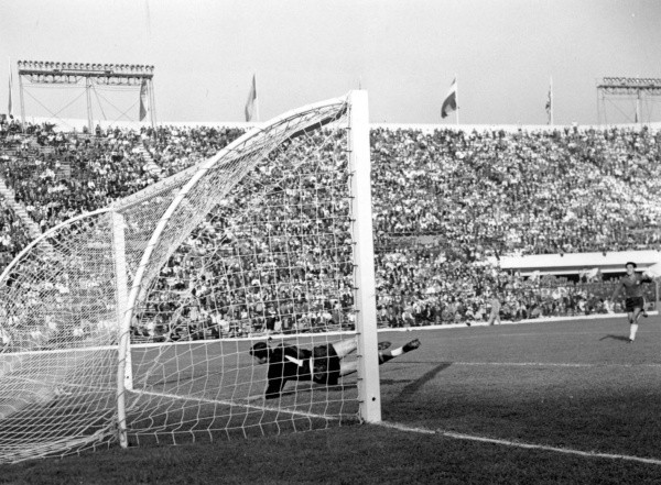 El momento histórico para la Roja. Eladio Rojas marcaba el único tanto de la definición por el tercer lugar frente a Yugoslavia en la Copa del Mundo de 1962. Este encuentro irá completo en la transmisión especial del CDF. (Foto: Getty).