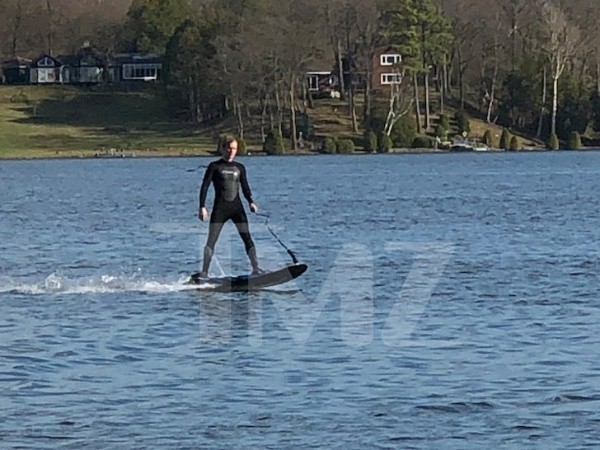 Justin Biebier rompió su cuarentena para relajarse surfeando en Canadá. Foto: TMZ