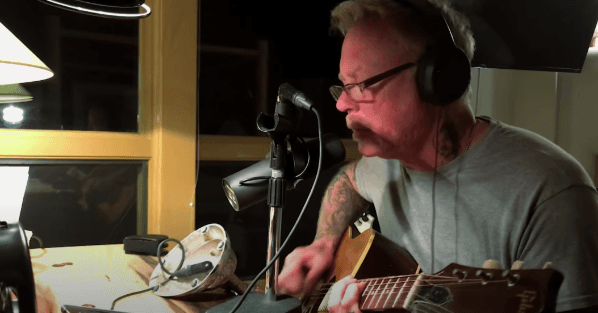 Uno de los cambios más notorios de la nueva “Blackened” es la guitarra acústica de James Hetfield.