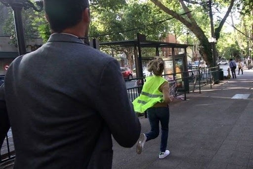 Luego del estallido social, esta imagen de la alcaldesa Evelyn Matthei se volvió viral y blanco de varios memes, en que la política corría de los periodistas con un chaleco amarillo.