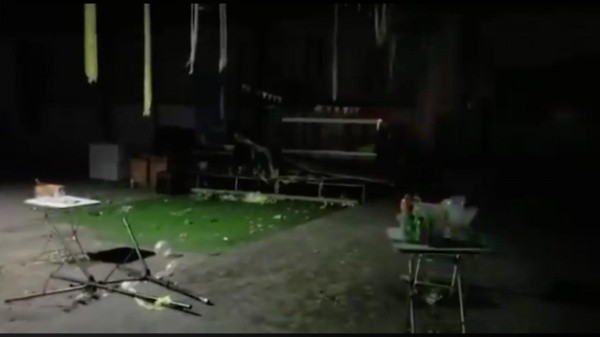 Así quedó el lugar luego de la la fuga de los asistentes por la llegada de carabineros. (Foto: Captura Twitter Carabineros)